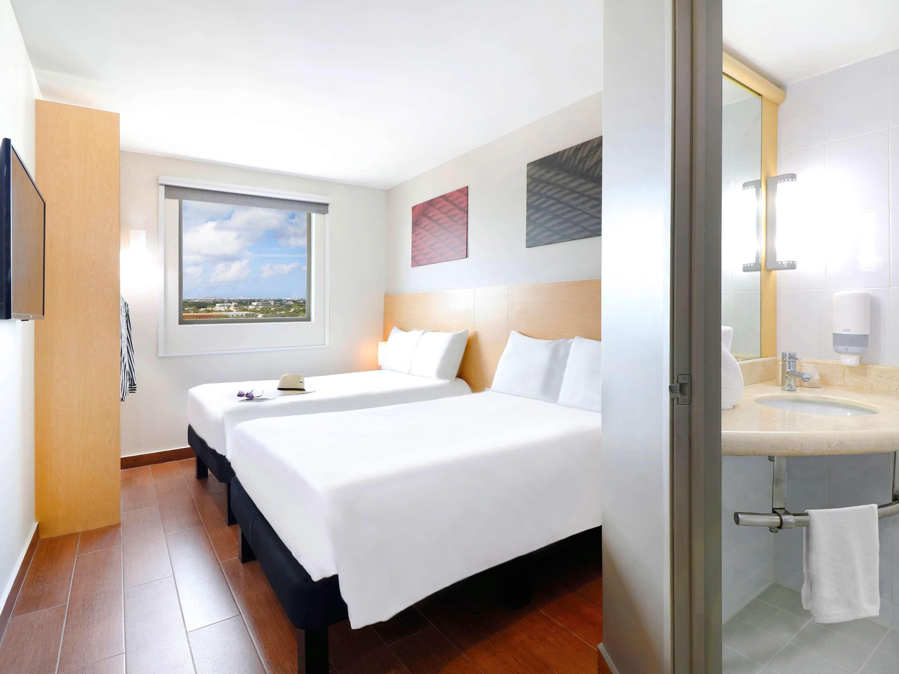 Ibis Cancun Centro Bagian luar foto