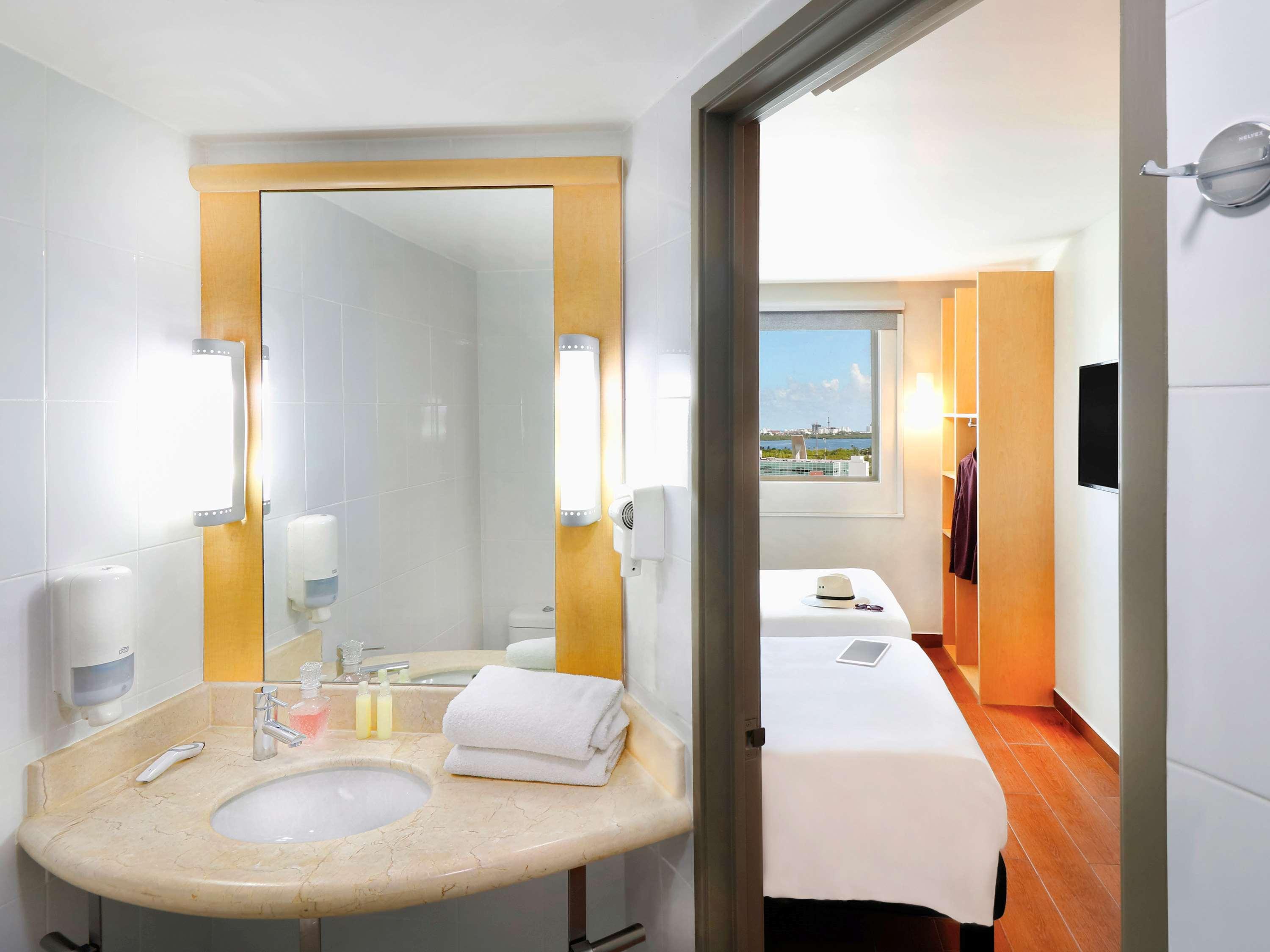 Ibis Cancun Centro Bagian luar foto