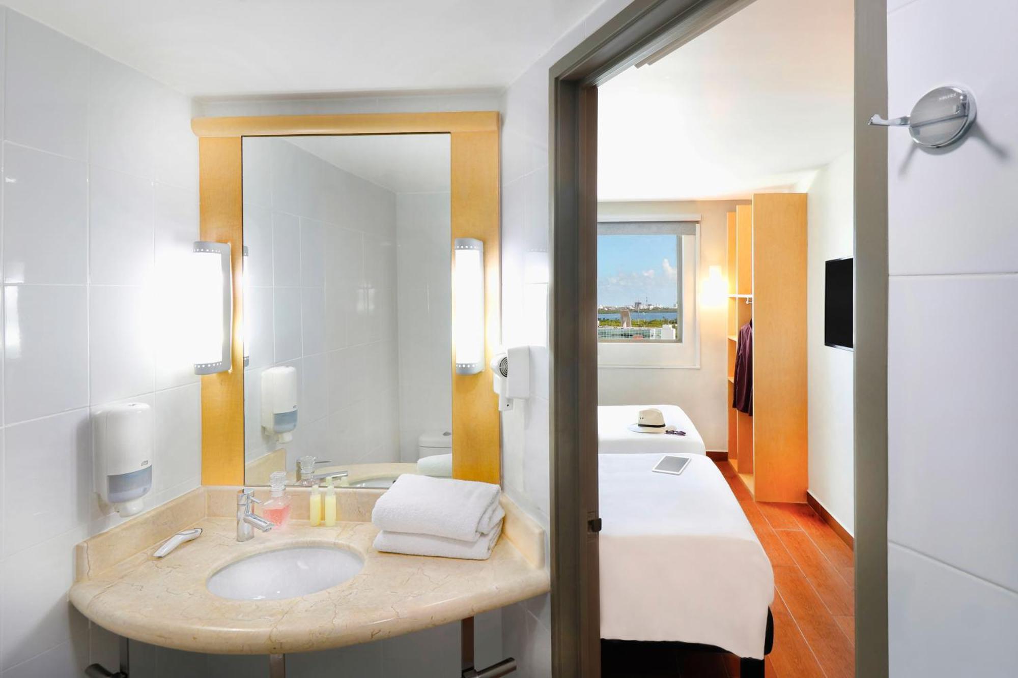 Ibis Cancun Centro Bagian luar foto